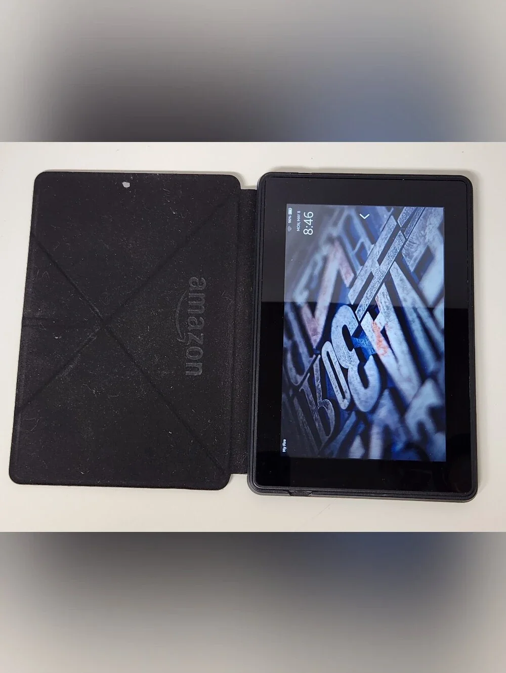 Amazon Kindle Fire HD (3rd Generation) 8GB, Wi-Fi, 7in - Black Case & Charger
